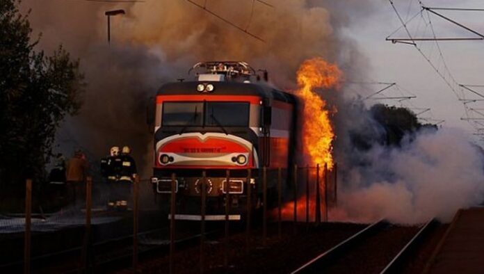 Rptv-Panică pe calea ferată. Locomotiva unui tren cu pasageri a luat foc