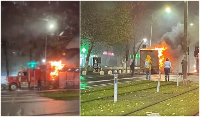 Rptv-VIDEO | TIR-ul publicitar al companiei Coca-Cola a ars ca o torță pe o stradă din București