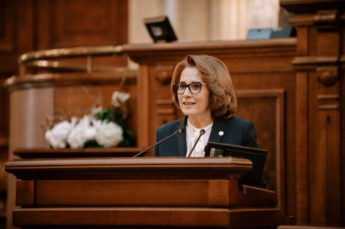 Preşedinta Comisiei pentru Apărare, ordine publică şi siguranţă naţională, Nioleta Pauliuc (PNL) intervine: Am adresat o invitaţie reprezentanţilor MApN să vină la Comisie să discutăm despre completarea legislaţiei privind capacitatea de reacţie la pătrunderea în spaţiul aerian al României a unor drone
