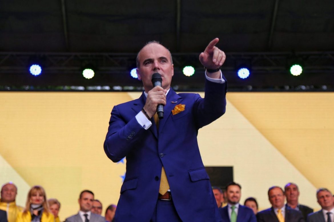 EXPLOZIV/ Rareş Bogdan: Ciolacu minte. De ce? Îi este frică de baronii PSD, care l-au luat captiv/ Urmează ”amănunte incendiare” despre situaţia financiar- economică a României şi ”nepriceperea fostului baron de Buzău în treburile guvernării”